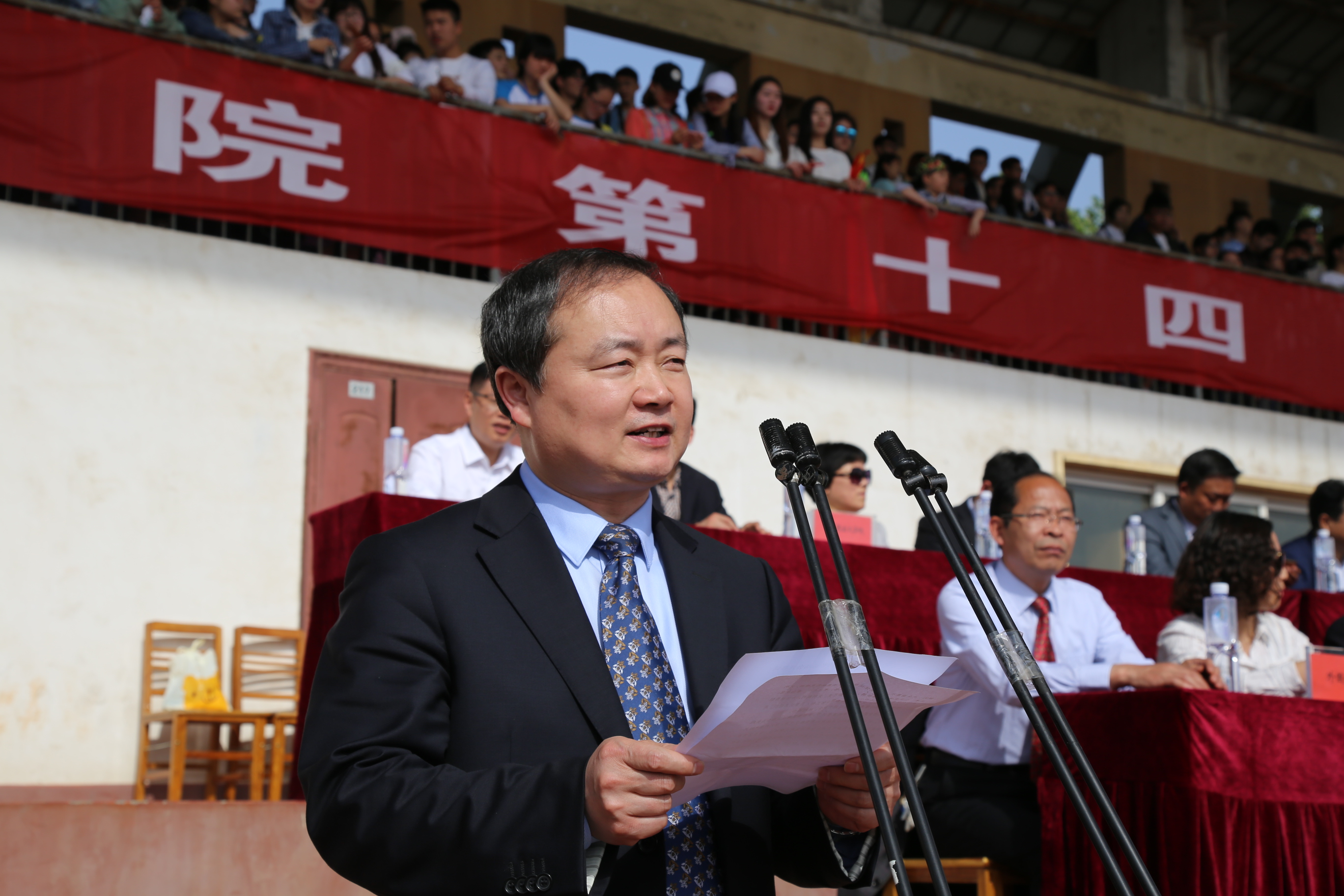 我校第十四届田径运动会盛大开幕